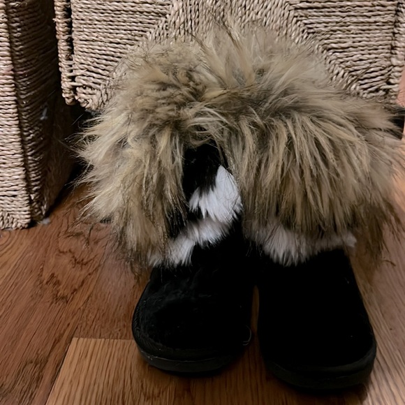 Cute Fur Moccasins - Picture 2 of 2